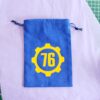 Bourse à dés plate bleue inspirée de l'univers Fallout avec porte crantée et numéro d'abri 76 Vault Tec