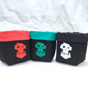 Lot de 3 bourses à dés carrée noire avec différentes couleur de broderie et de tissus intérieur (rouge, vert et noir)