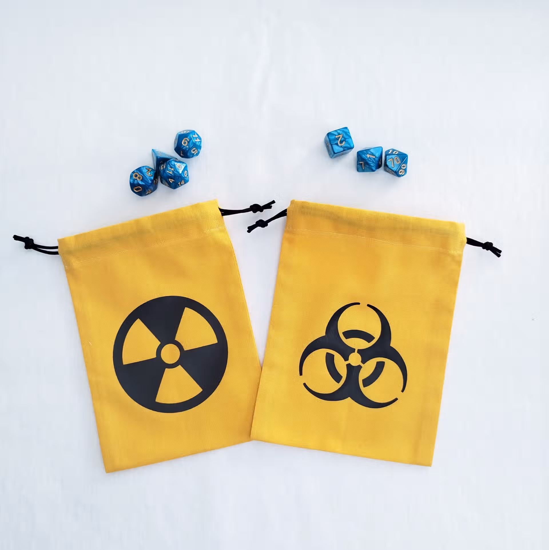 Bourse à dés plate jaune - motif risque biologique ou nucléaire noir avec un set de dés de jeu de rôle