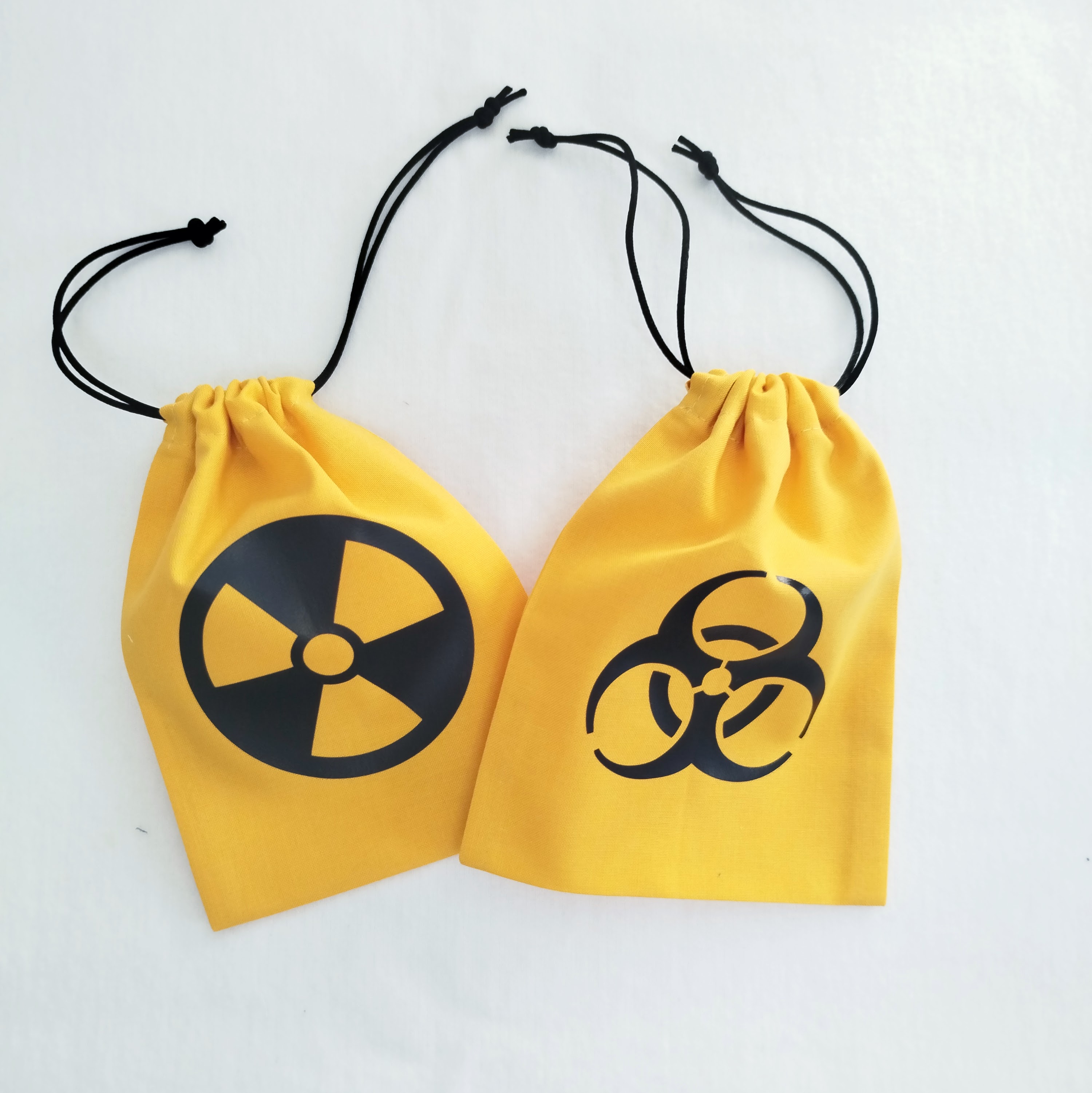 Bourse à dés plate jaune - motif risque biologique ou nucléaire noir