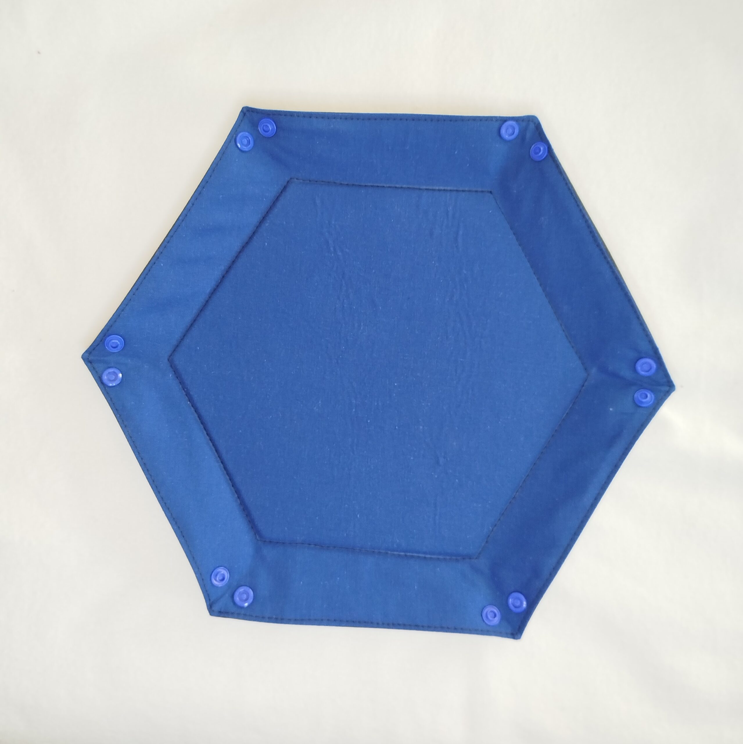 piste à dés bleu hexagonale en simili avec pression ouverte vue de dessus