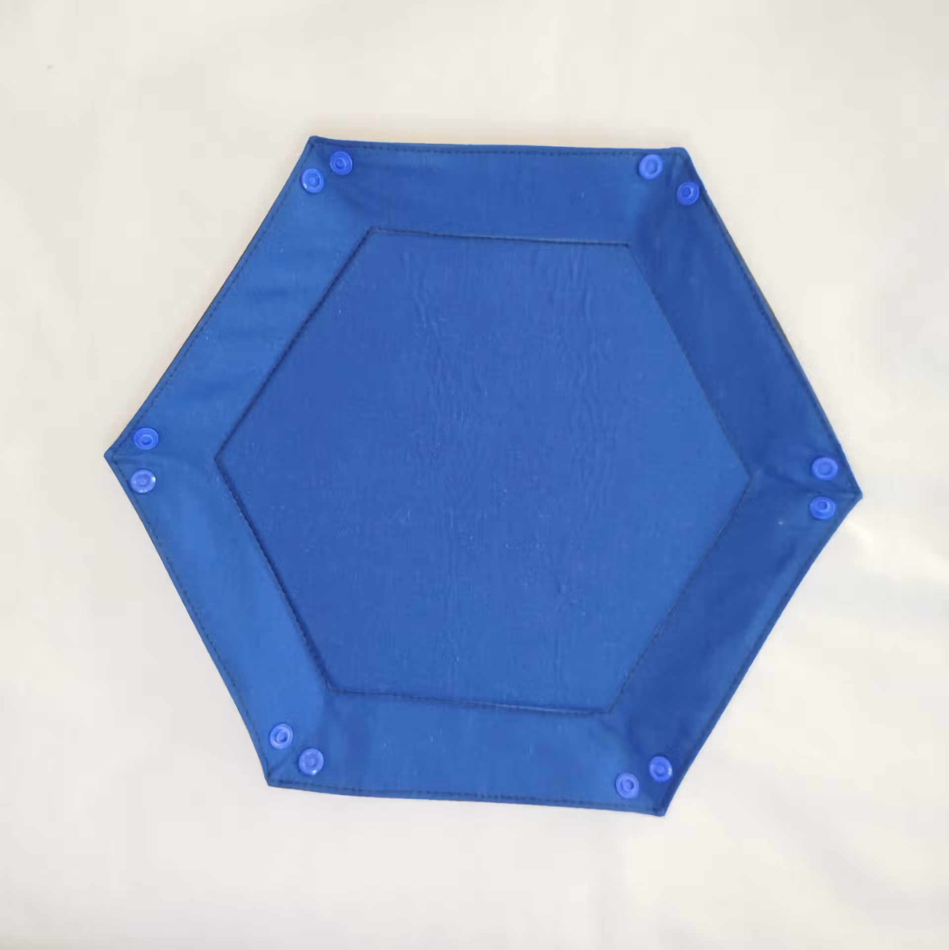 piste à dés bleu hexagonale en simili avec pression ouverte vue de dessus