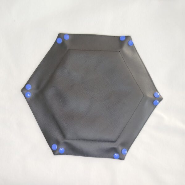 piste à dés bleu hexagonale en simili avec pression ouverte vue de dessous