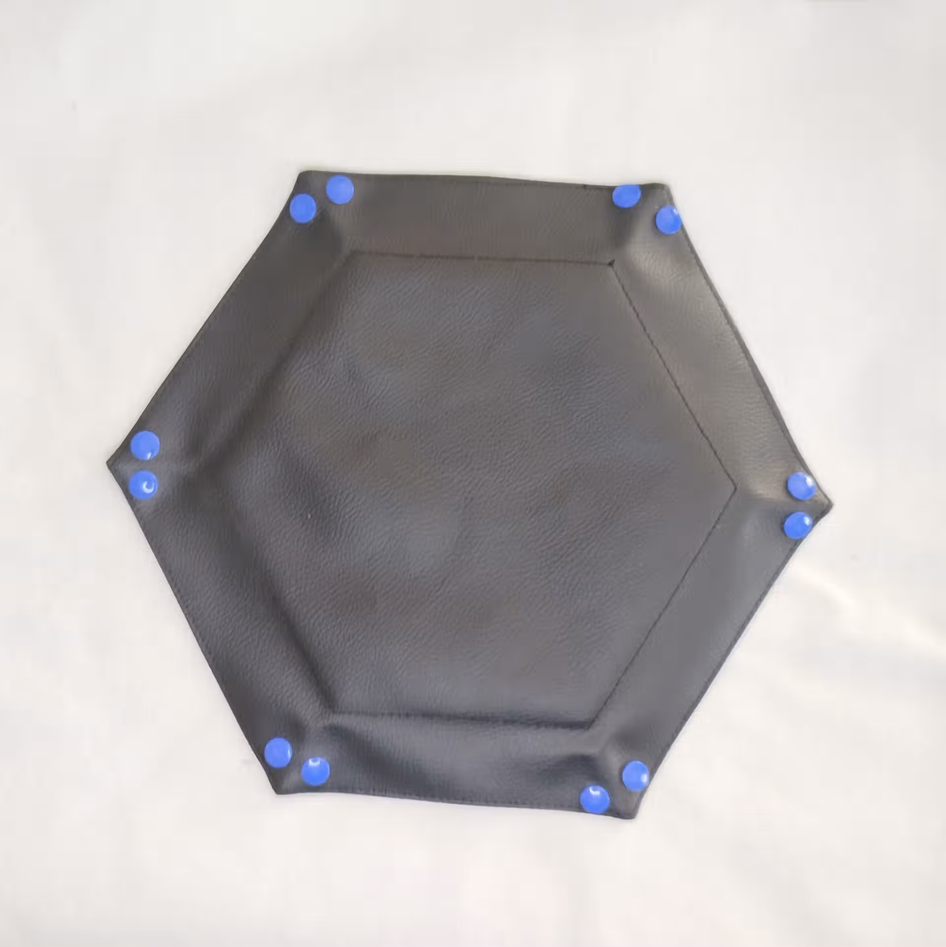 piste à dés bleu hexagonale en simili avec pression ouverte vue de dessous