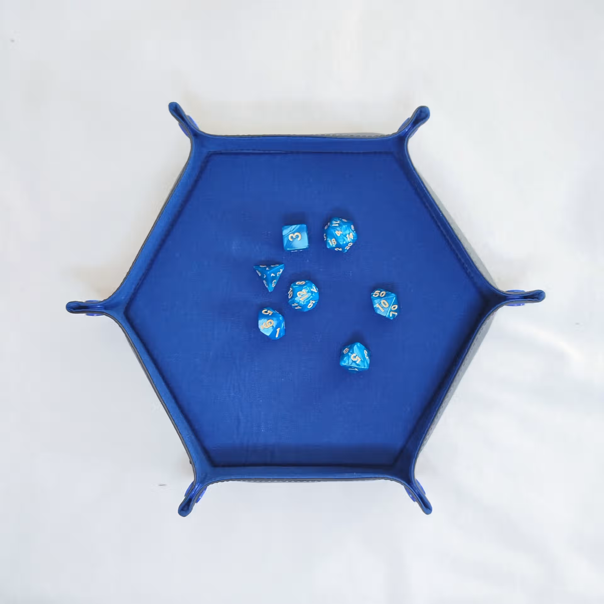 piste à dés bleu hexagonale en simili avec set de dés de jeu de rôle
