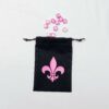 Bourse à dés plate noire motif lys rose avec dés assortis