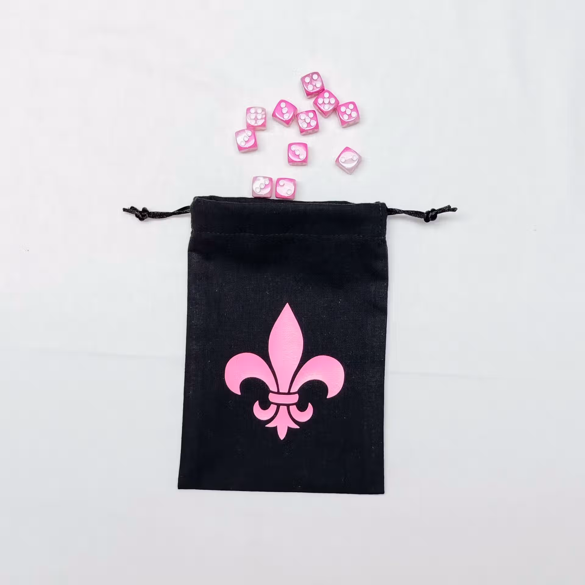 Bourse à dés plate noire motif lys rose Bourse à dés plate noire motif lys rose avec dés assortis
