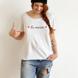 T-shirt "La mariée" portée une jeune femme en jean