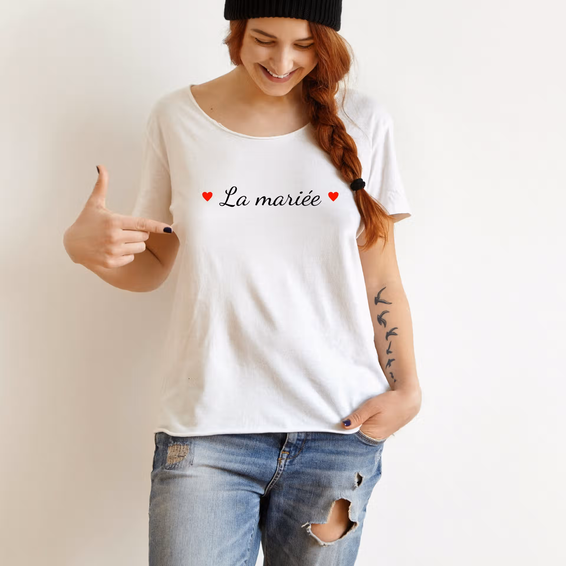 T-shirt "La mariée" portée une jeune femme en jean