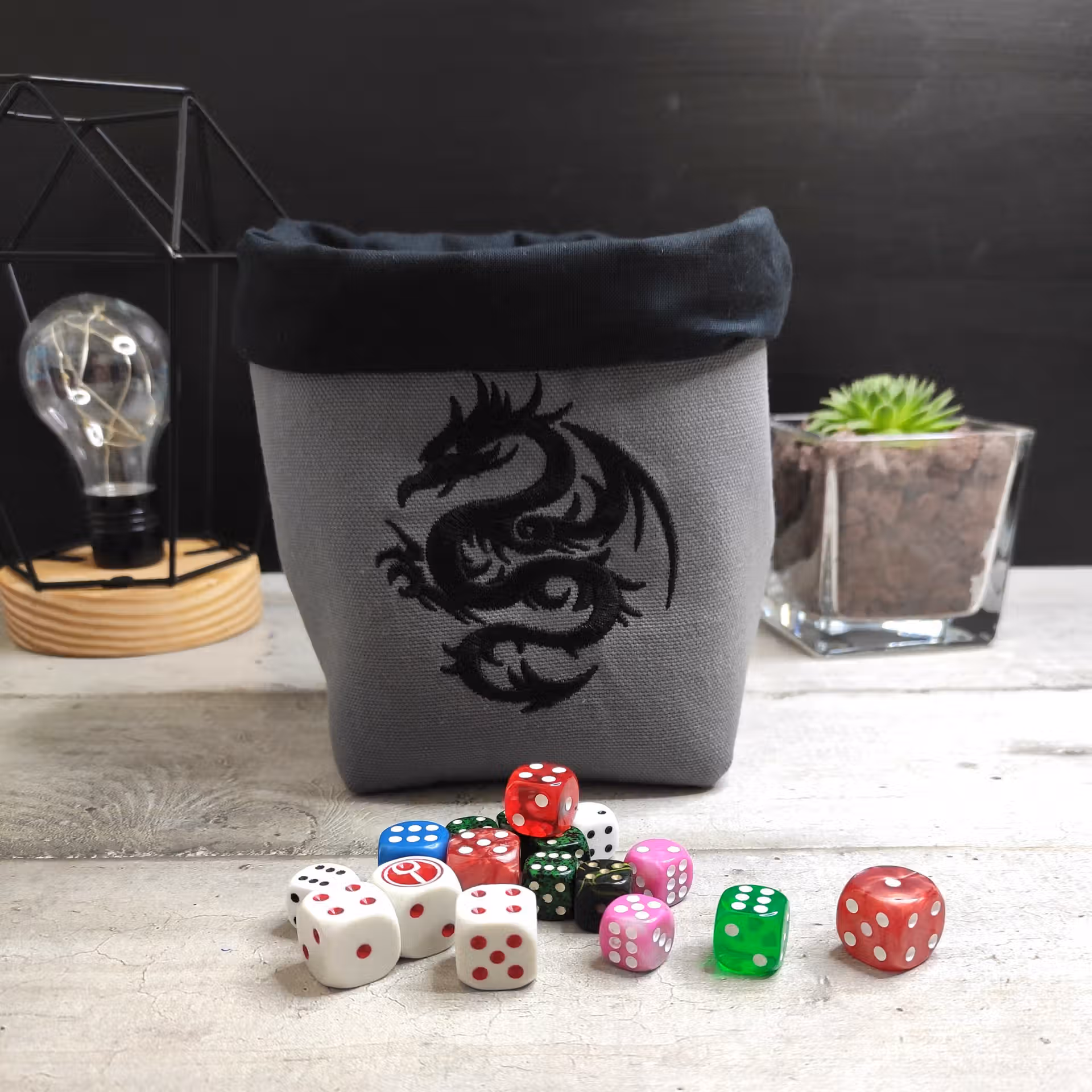 Bourse à dés carrée grise motif dragon noir avec dés