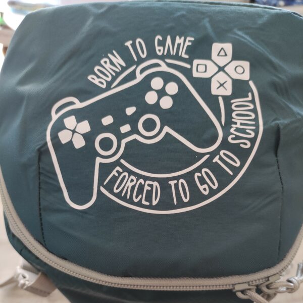 flex thermocollant blanc "Born to game forced to go to school" sur sac