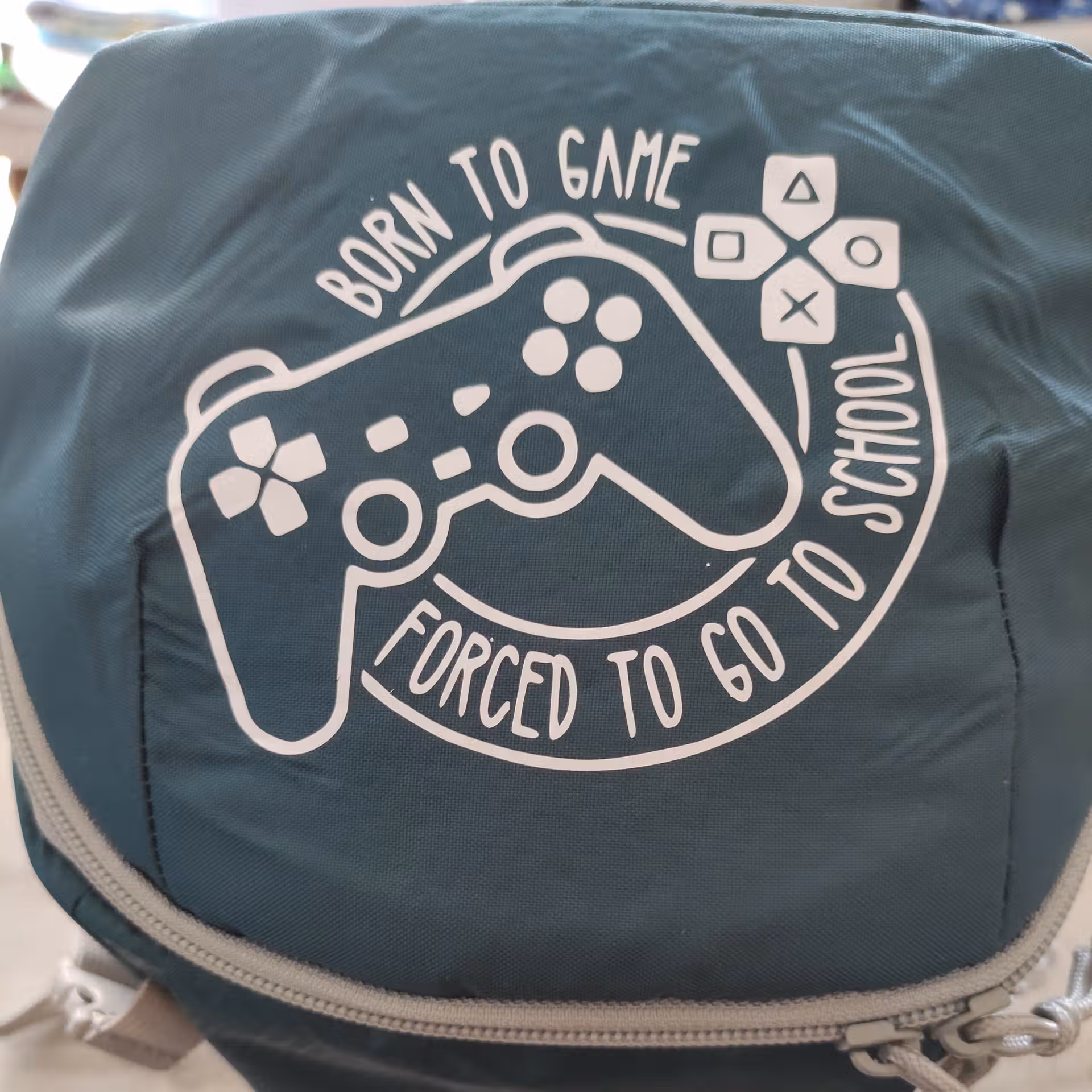 flex thermocollant blanc "Born to game forced to go to school" sur sac