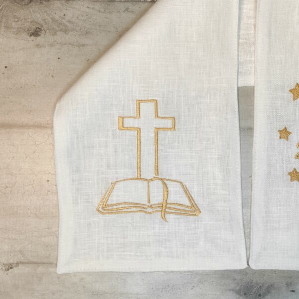Echarpe de baptême en lin blanc brodée avec une croix et une bible personnalisée