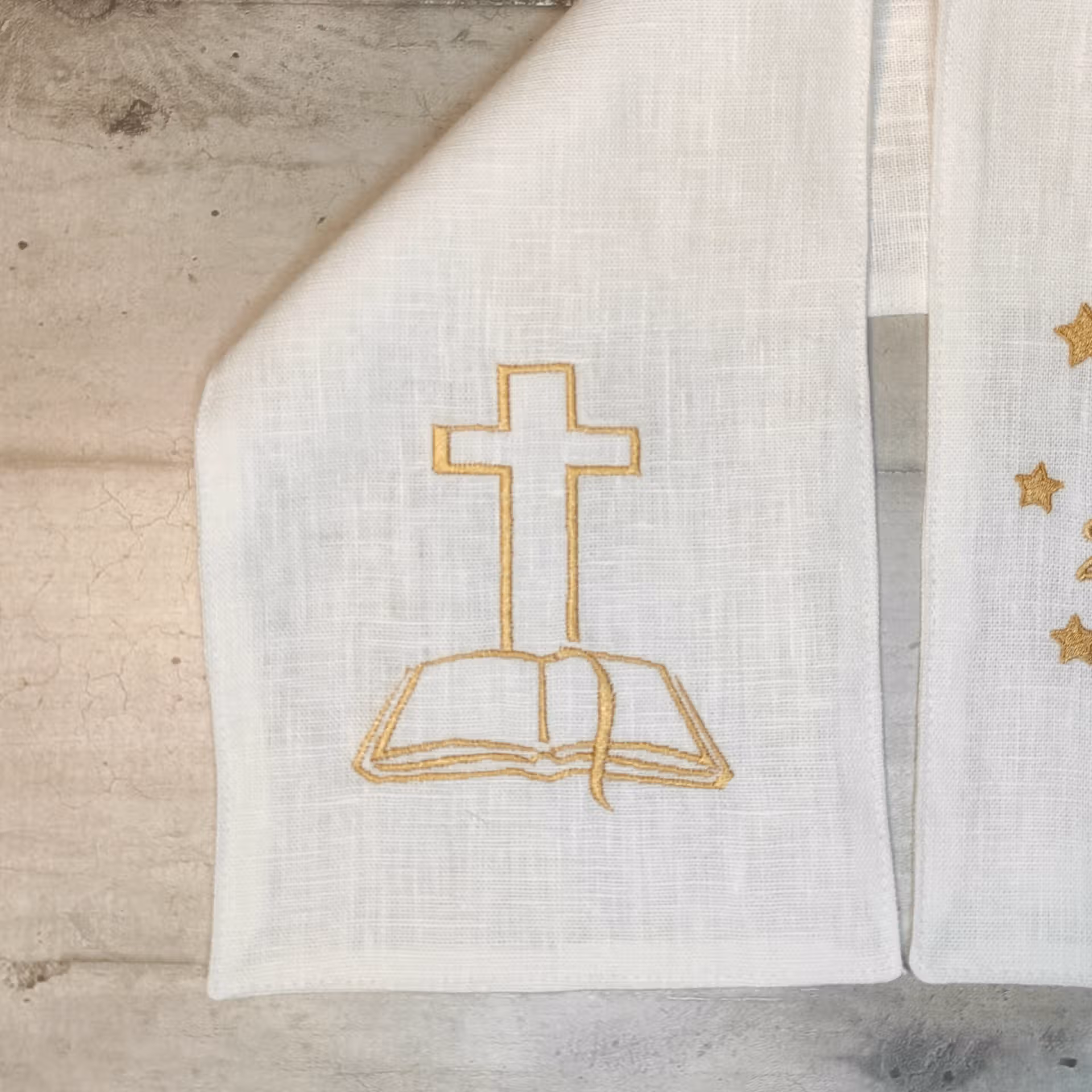 Echarpe de baptême en lin blanc brodée avec une croix et une bible personnalisée
