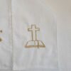 Echarpe de baptême brodée avec une croix et une bible ange en coton blanc et personnalisée