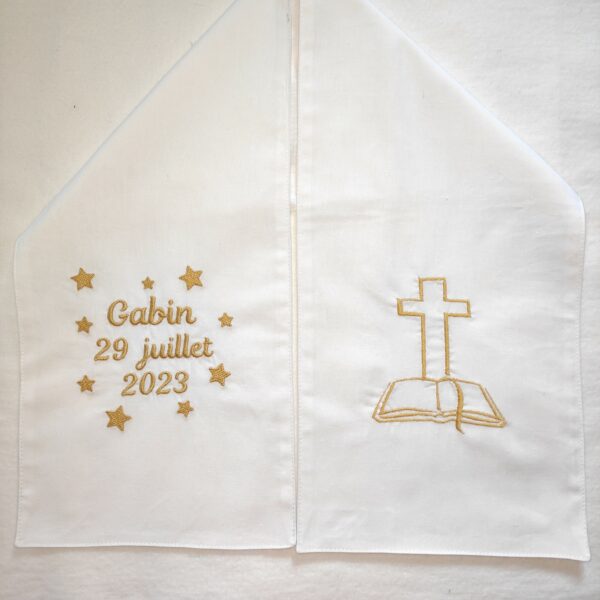 Echarpe de baptême brodée avec une croix et une bible ange en coton blanc et personnalisée