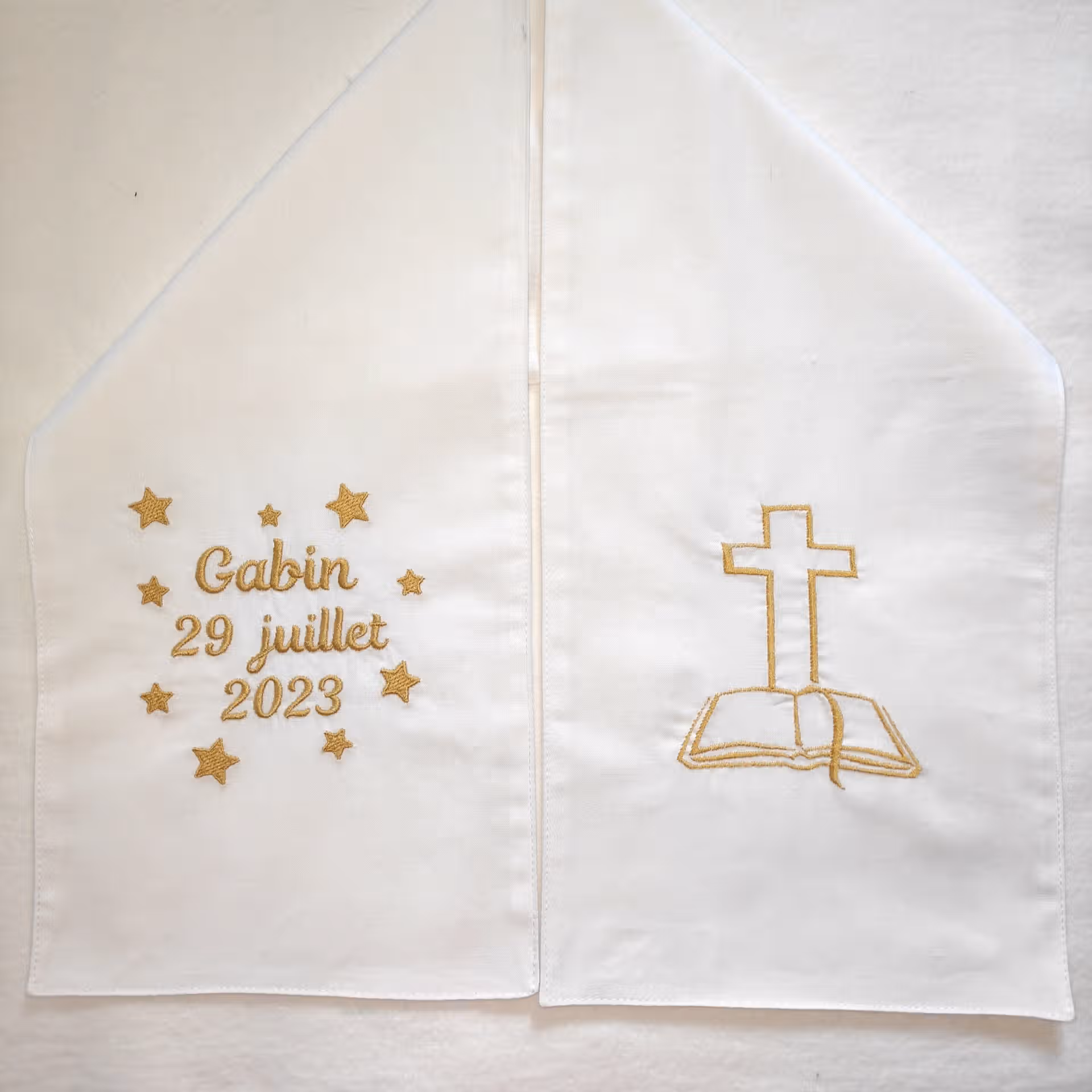 Echarpe de baptême brodée avec une croix et une bible ange en coton blanc et personnalisée