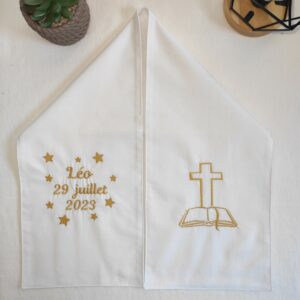 Echarpe de baptême brodée avec une croix et une bible ange en coton blanc et personnalisée