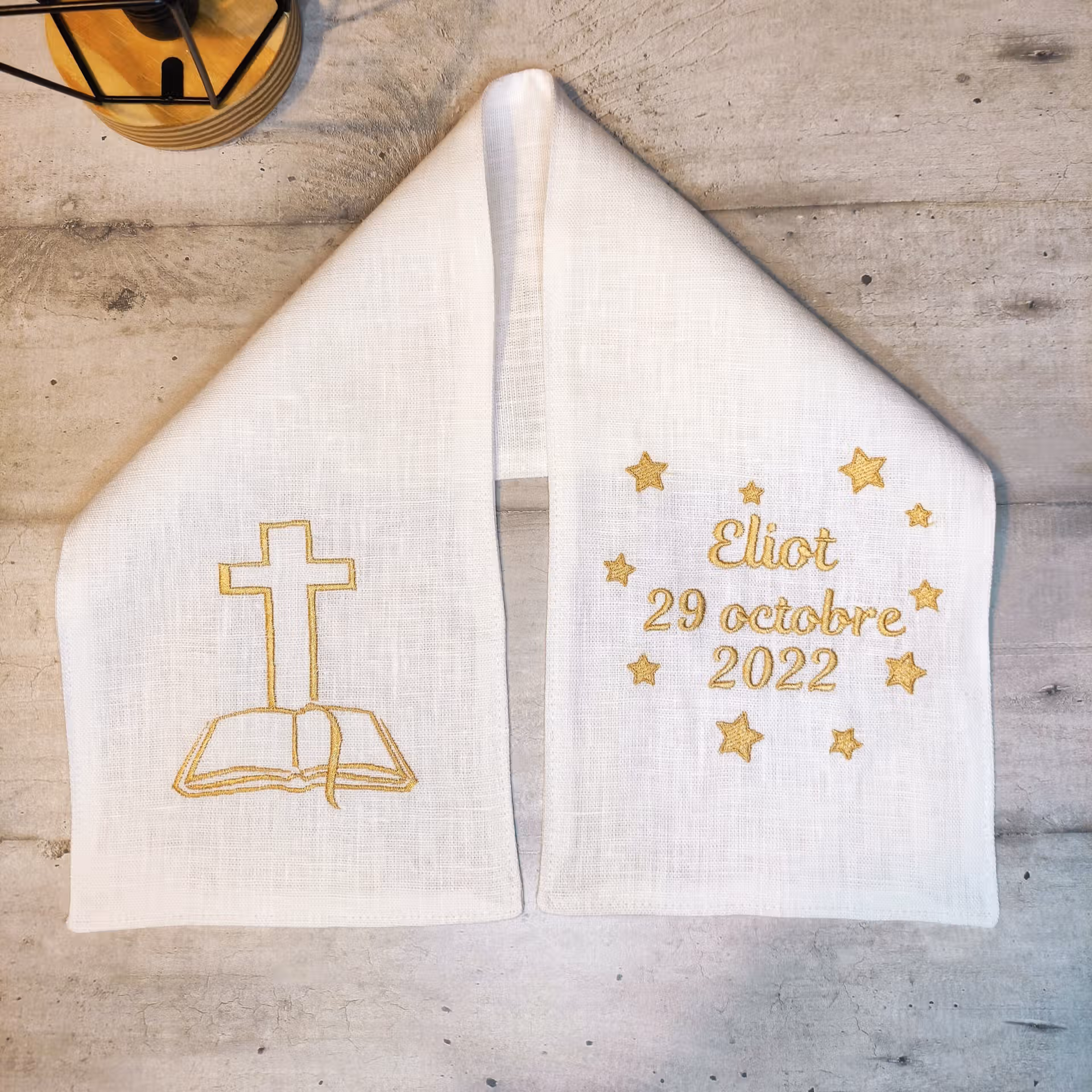 Echarpe de baptême en lin blanc brodée avec une croix et une bible personnalisée