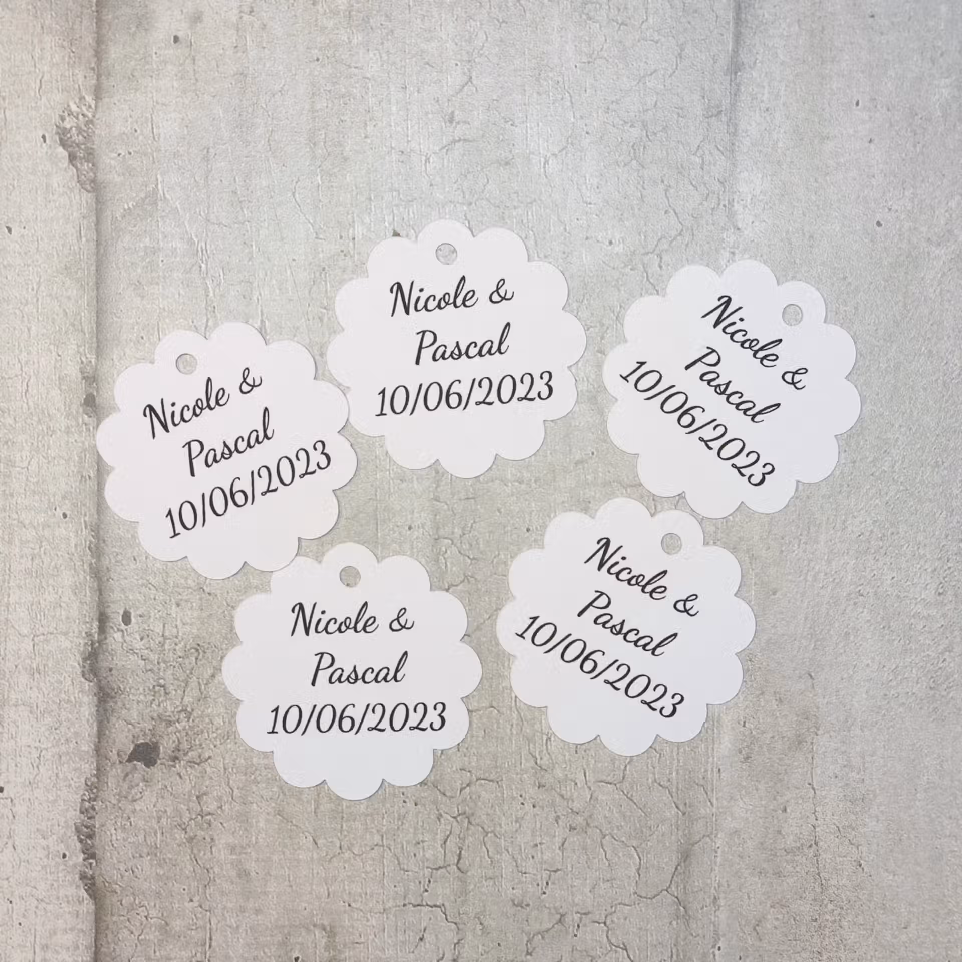 Lot de 20 Etiquettes rondes festonnées en papier, perforées et personnalisées