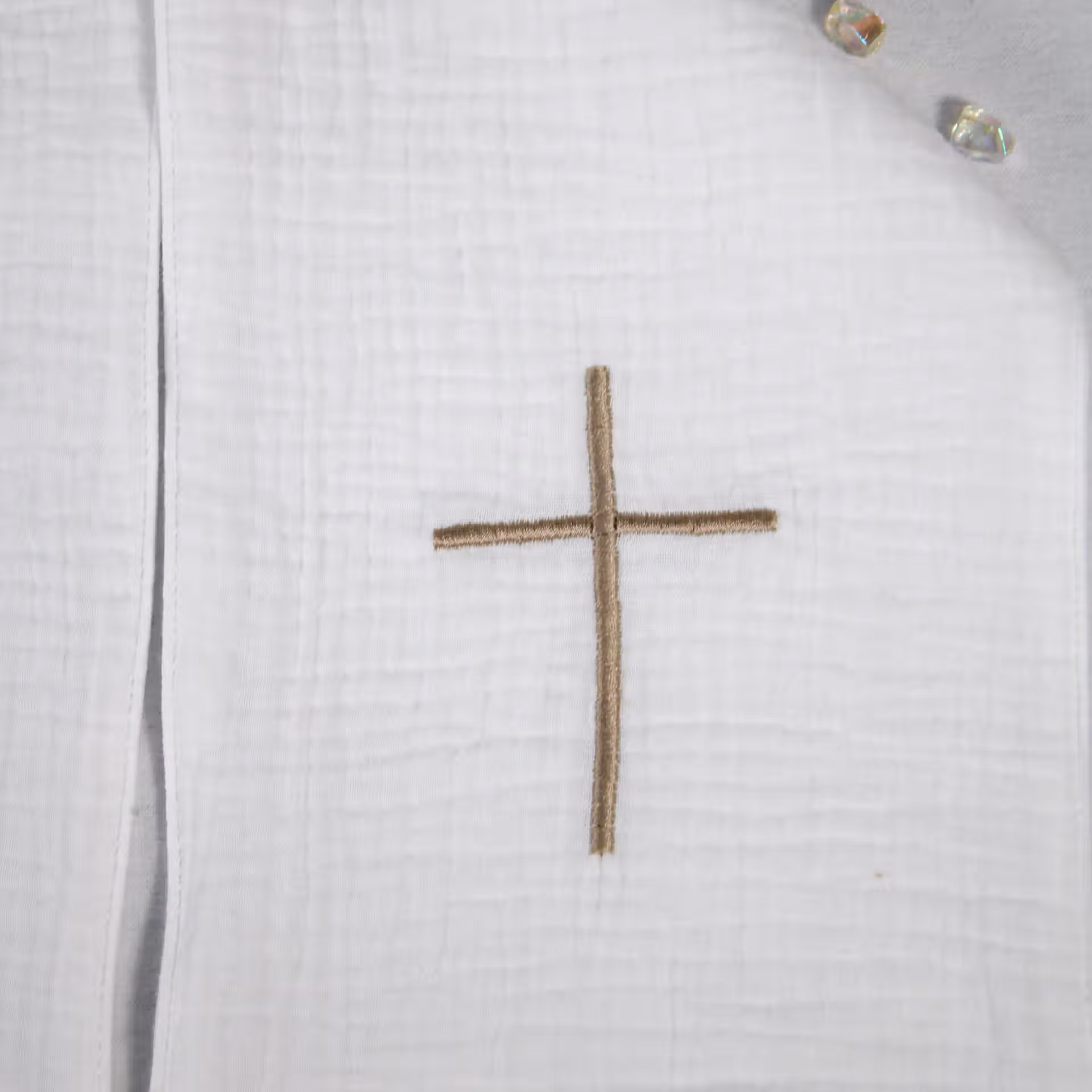 Echarpe de baptême personnalisée brodée avec une croix