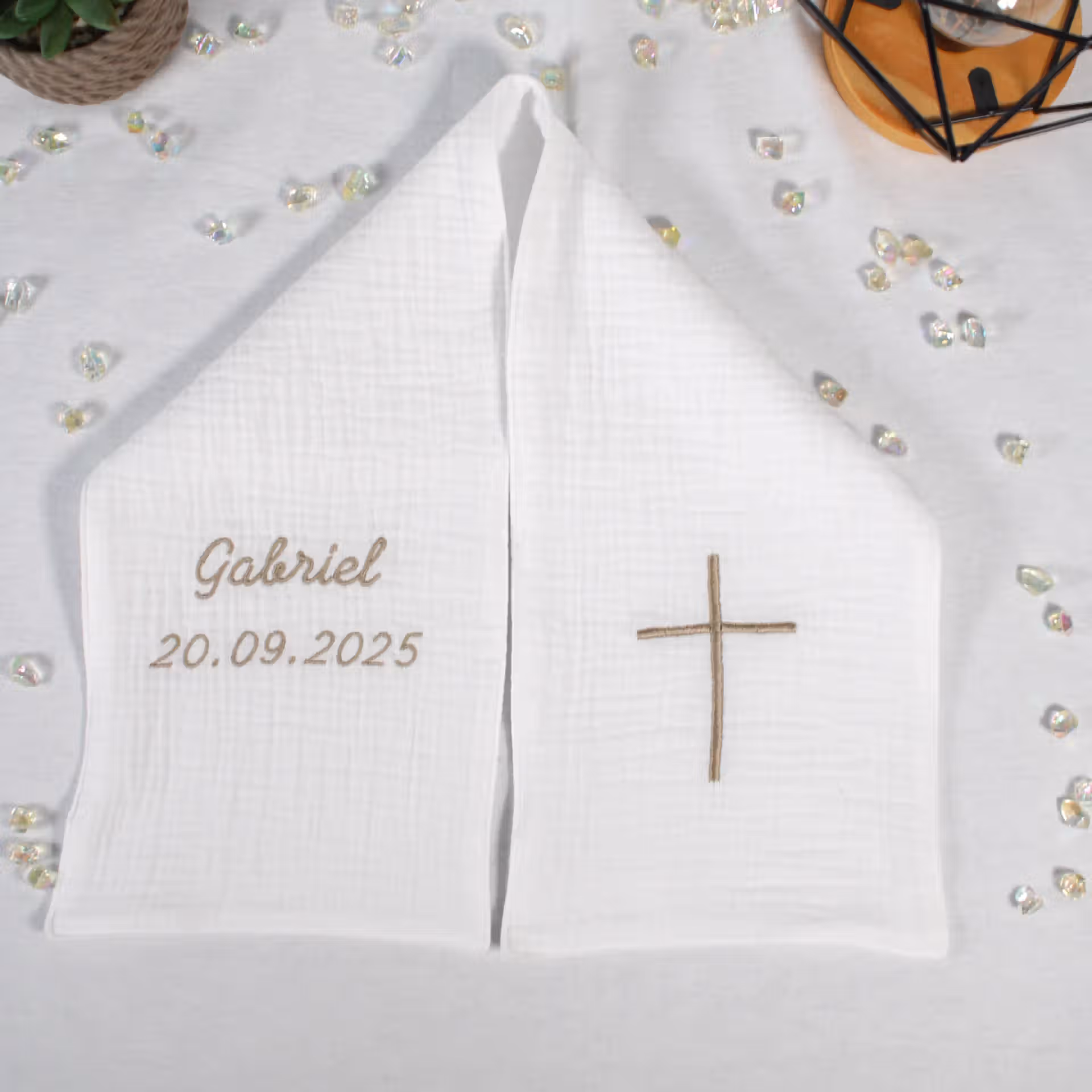 Echarpe de baptême personnalisée brodée avec une croix