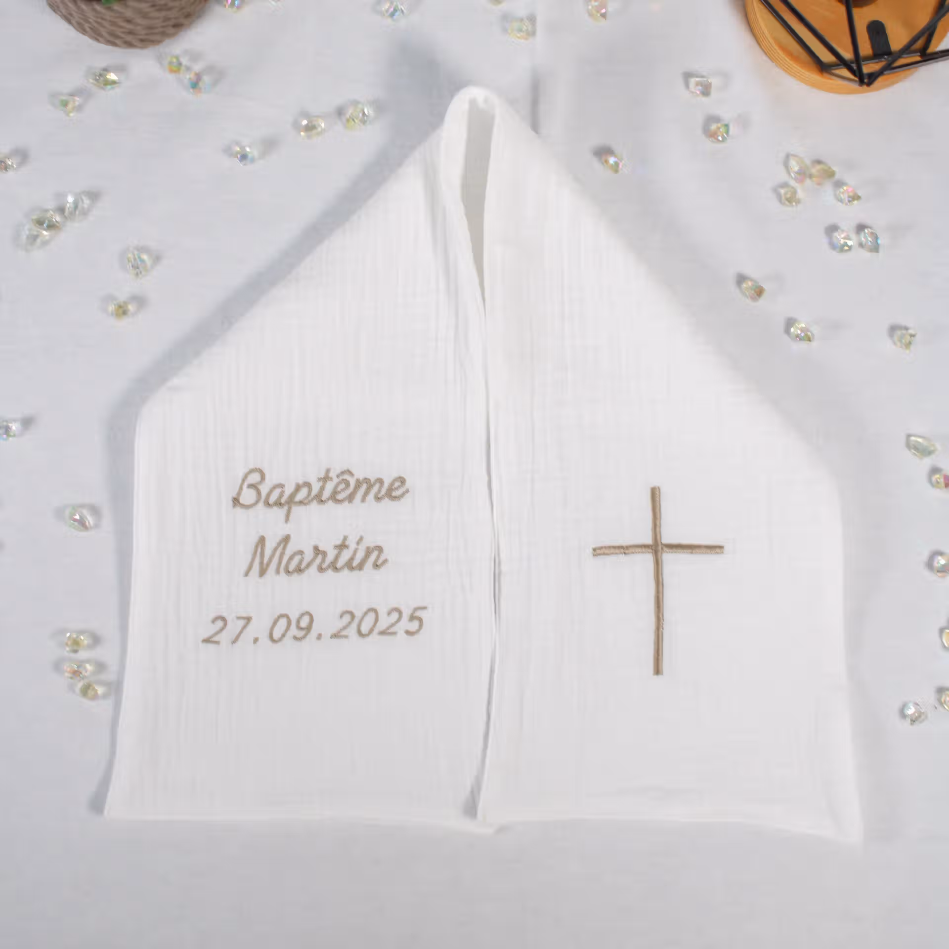Echarpe de baptême personnalisée brodée avec une croix