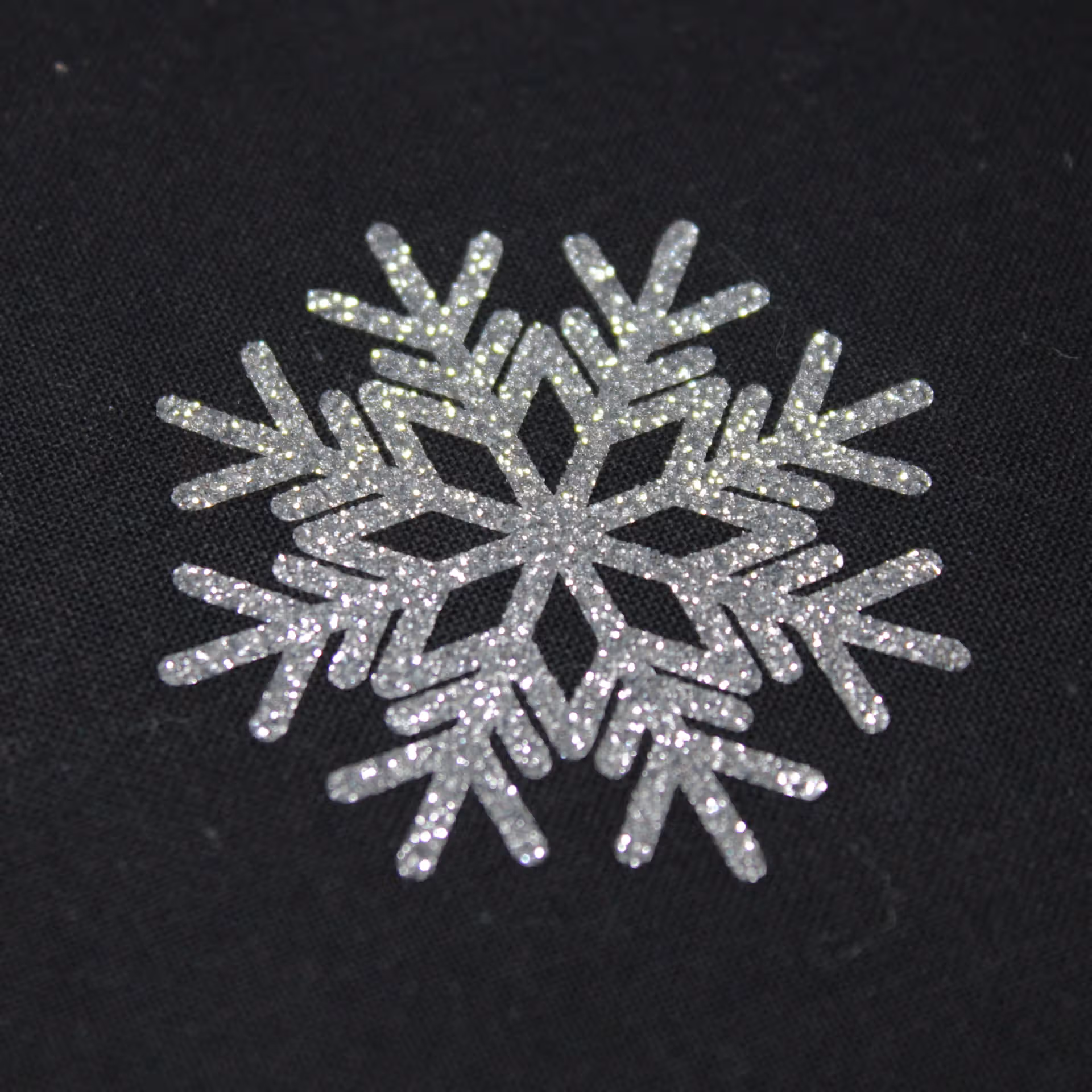 flocon2_noir Lot de 10 flocons de neige en flex ou vinyle thermocollant à paillettes - style 2