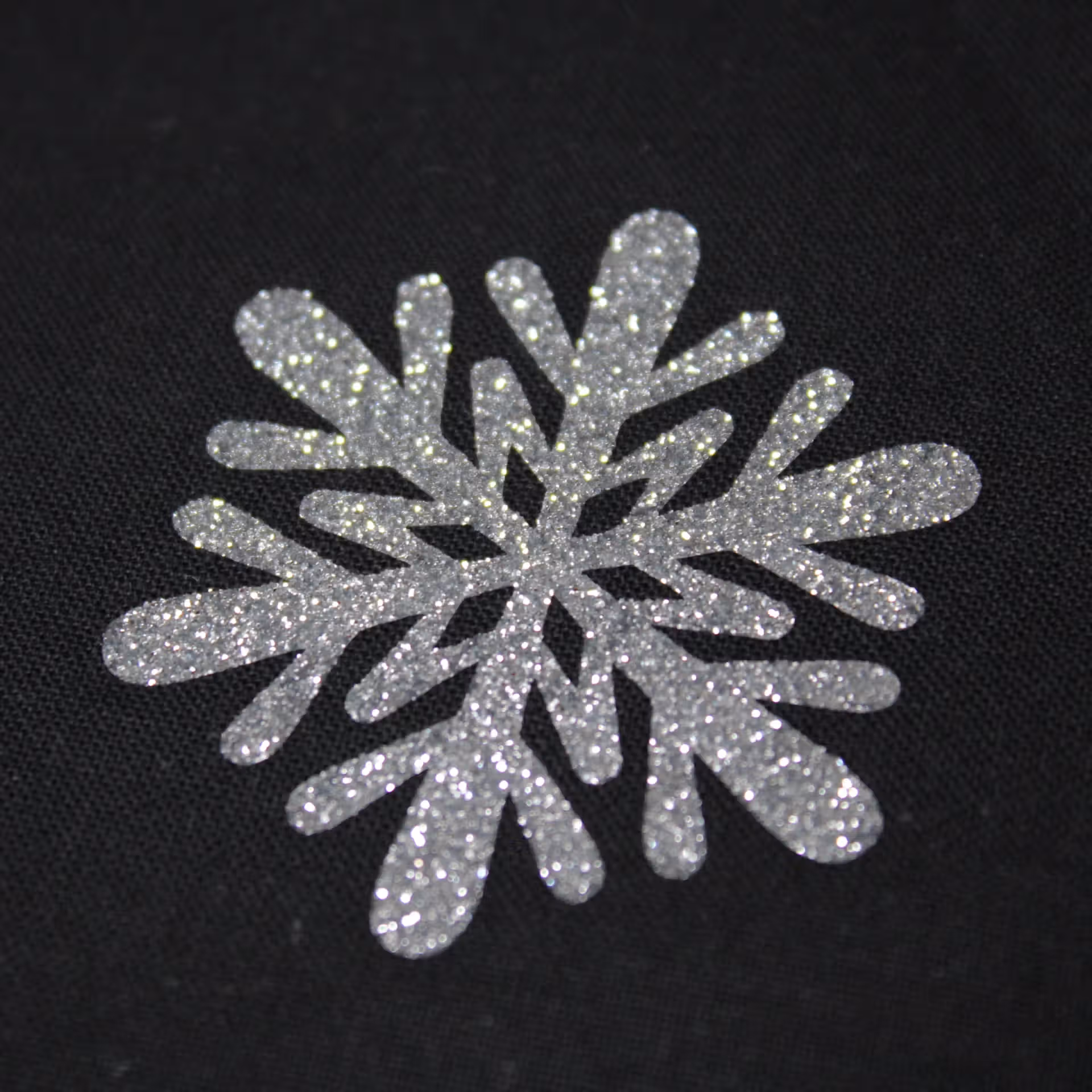 flocon3_noir Lot de 10 flocons de neige en flex ou vinyle thermocollant à paillettes - style 3