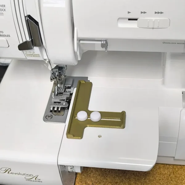 Guide de couture pour recouvreuse