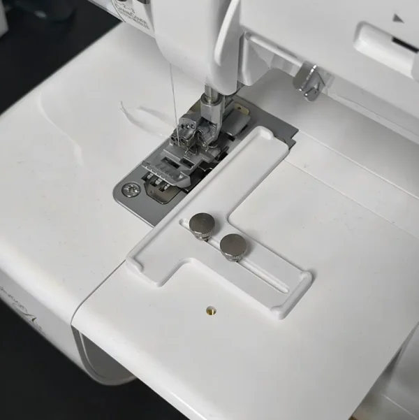 Guide de couture pour recouvreuse