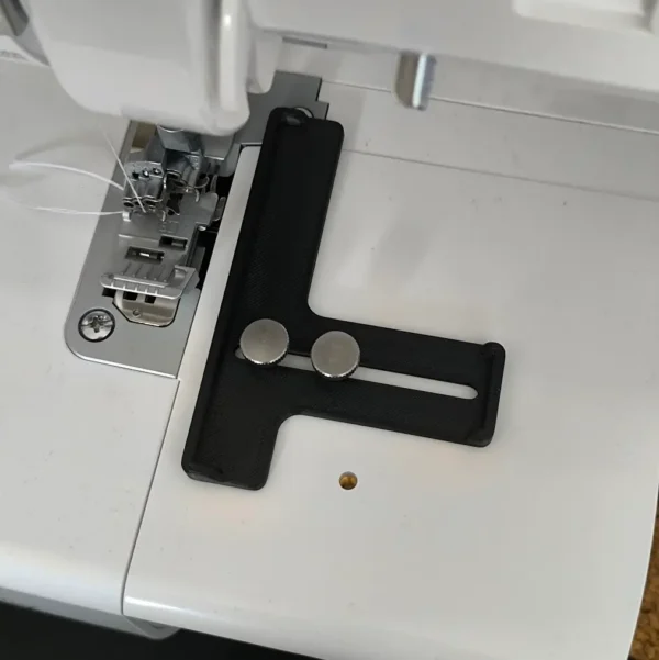 Guide de couture pour recouvreuse