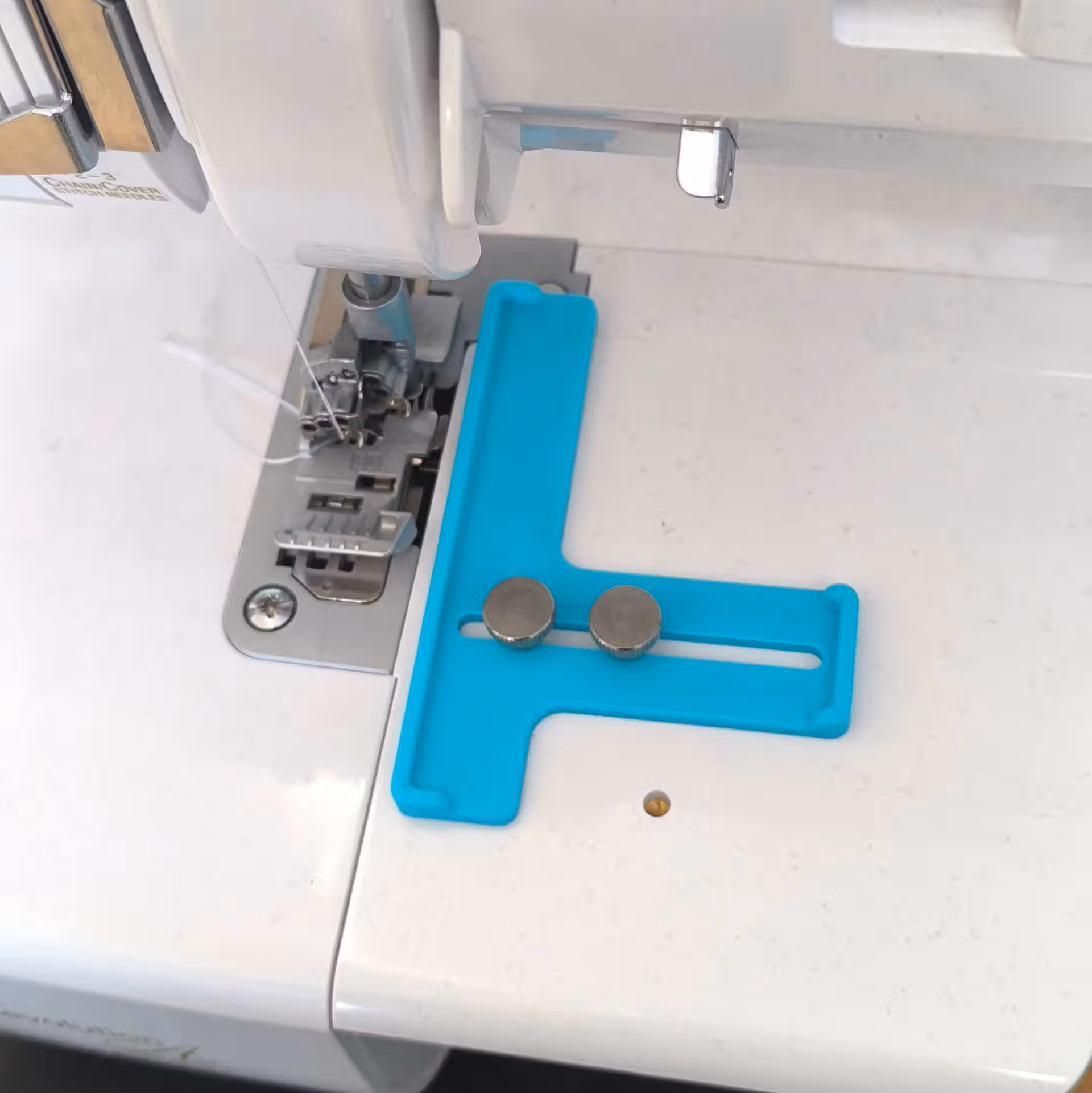 Guide de couture pour recouvreuse