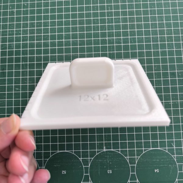 Gabarit de découpe carré avec poignée