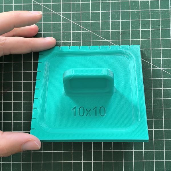 Gabarit de découpe carré avec poignée