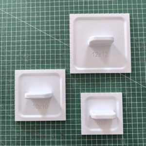 Gabarit de découpe carré avec poignée