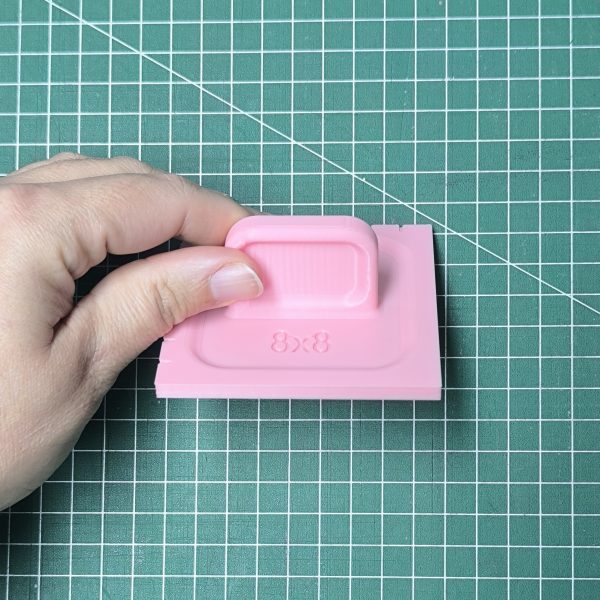 Gabarit de découpe carré avec poignée