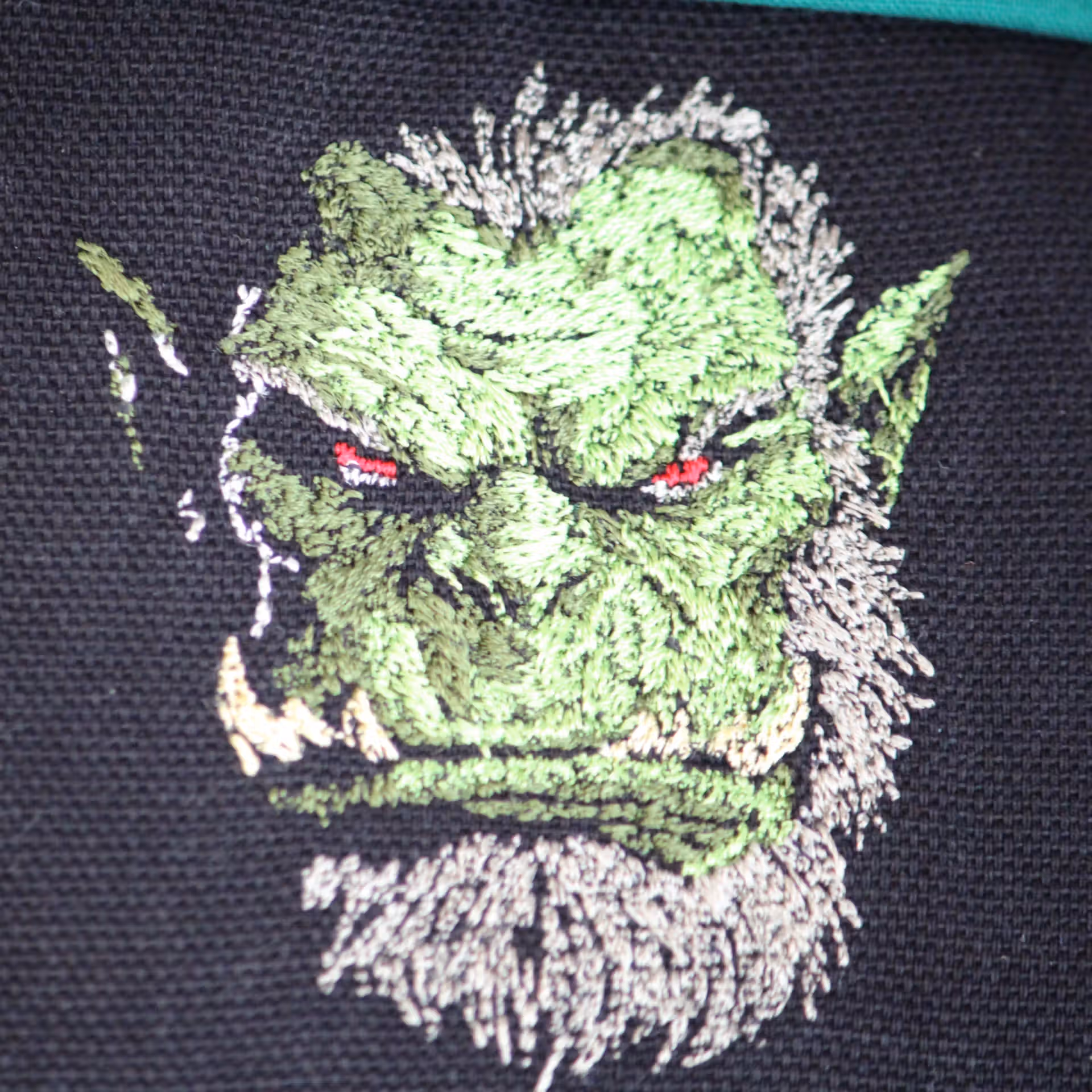 broderie ork face détail Bourse à dés carrée noire brodée - Ork face
