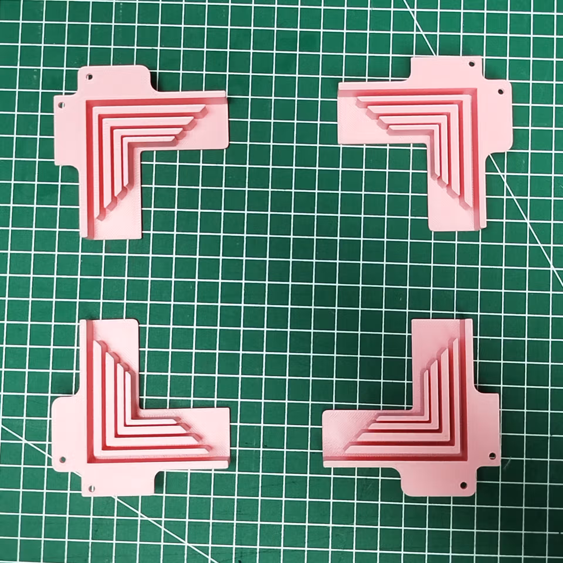Guide d'angles pour la fabrication de boîte en carton