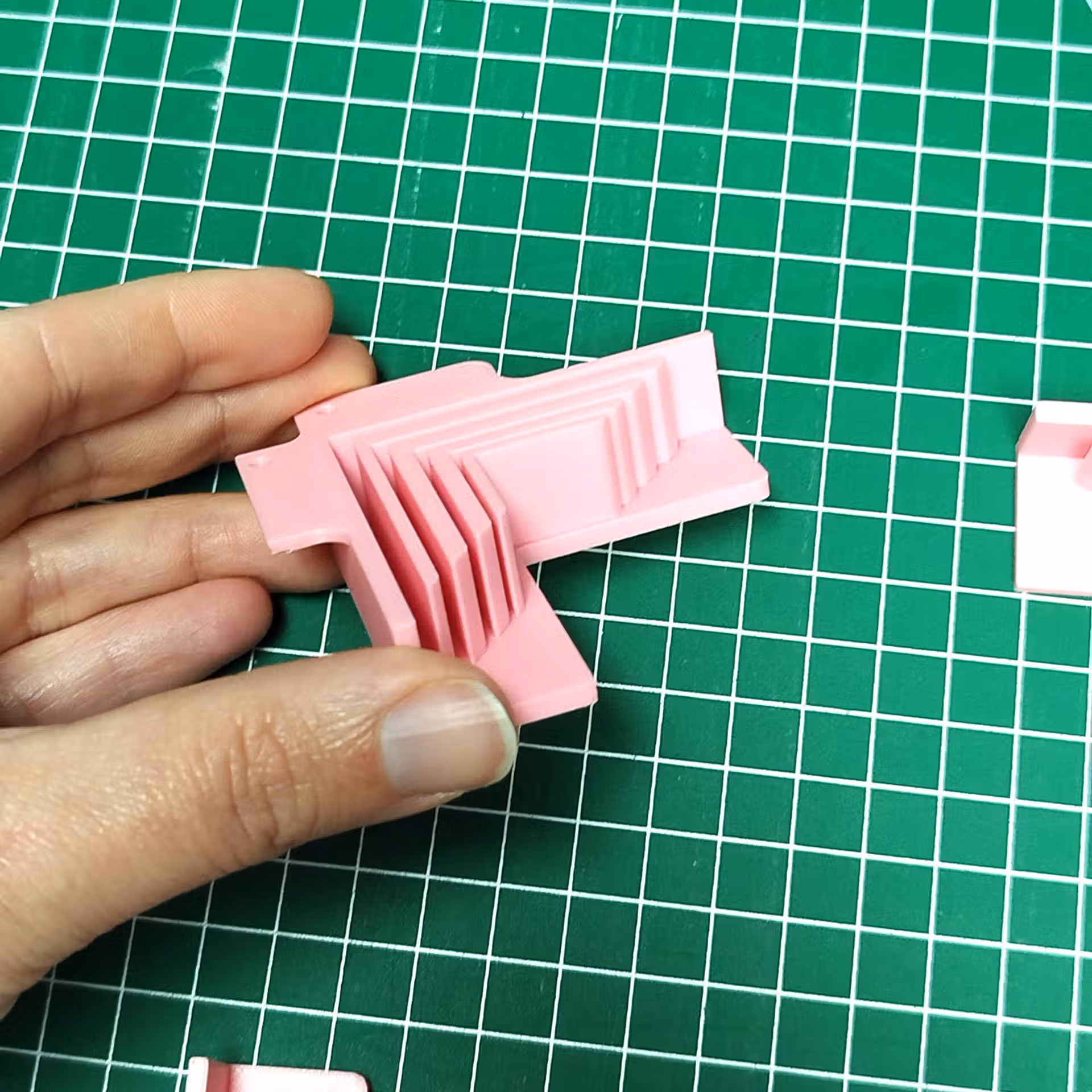 Guide d'angles pour la fabrication de boîte en carton