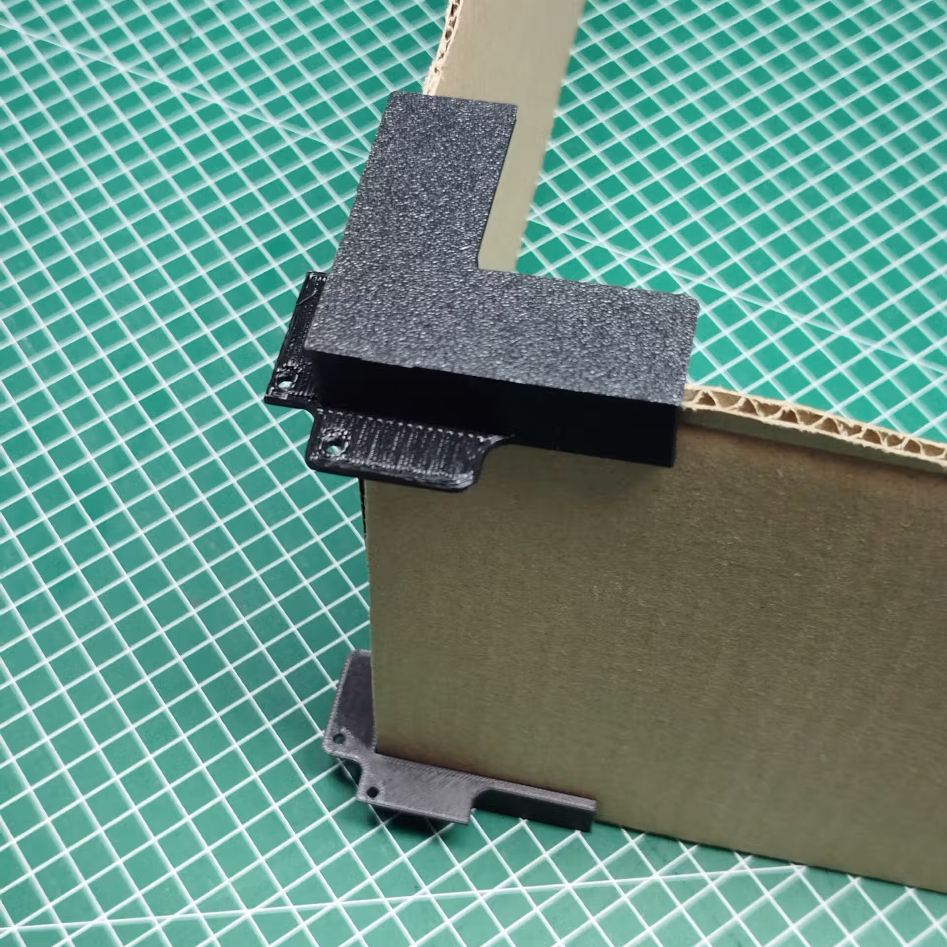 Guide d'angles pour la fabrication de boîte en carton