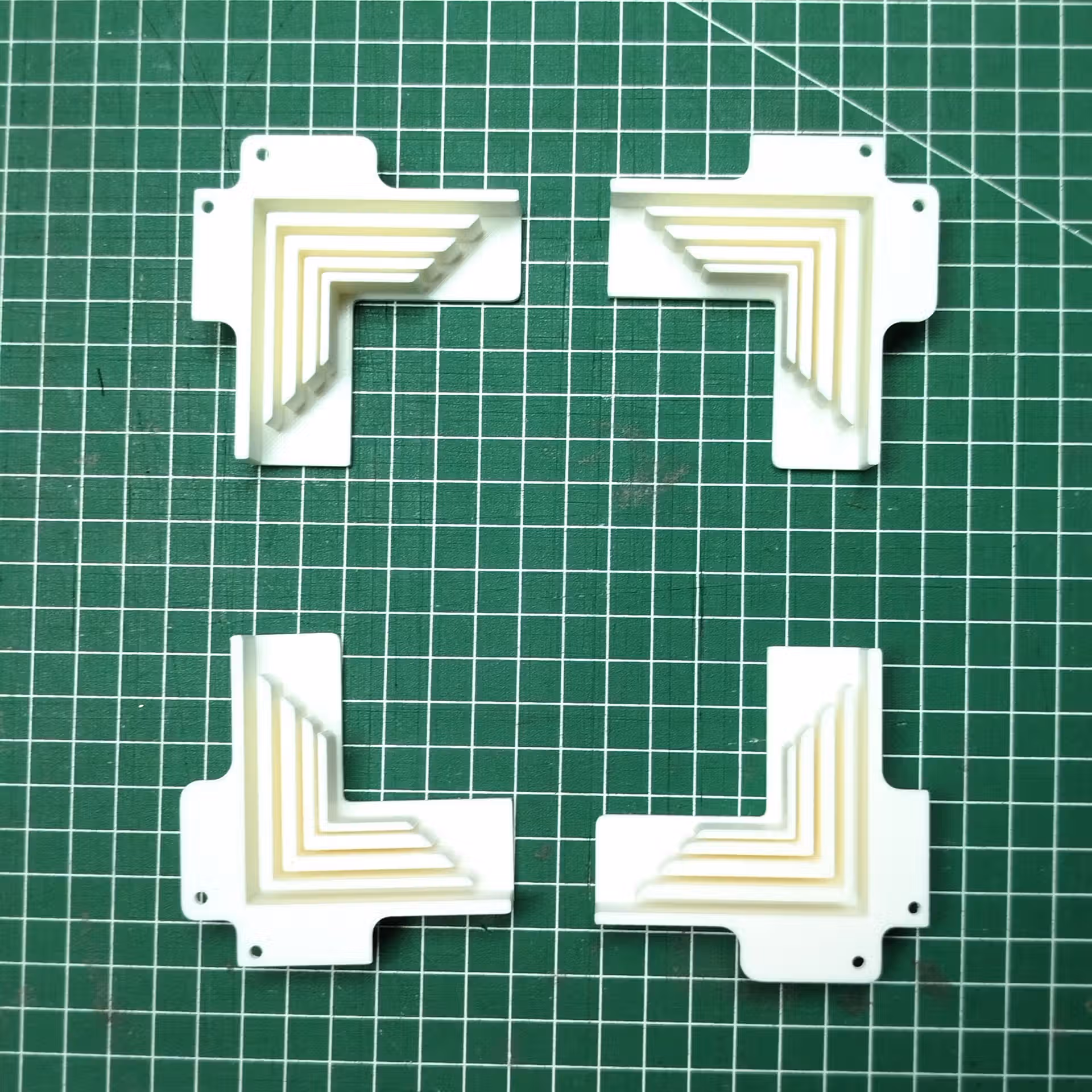 Guide d'angles pour la fabrication de boîte en carton