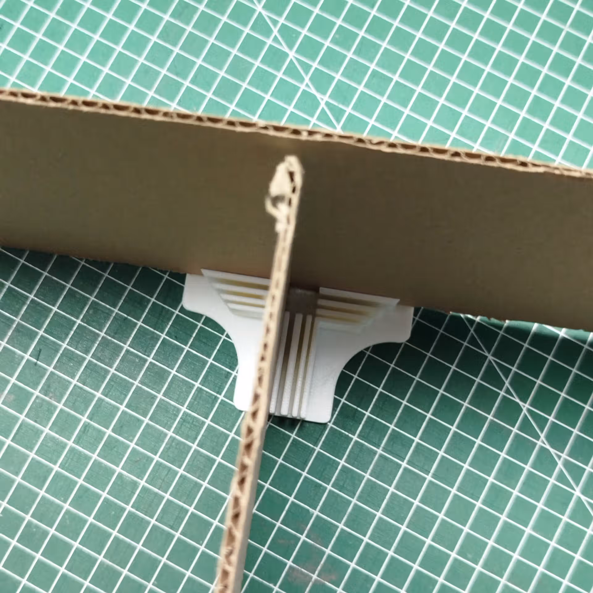 Guide d'angles pour la fabrication de boîte en carton