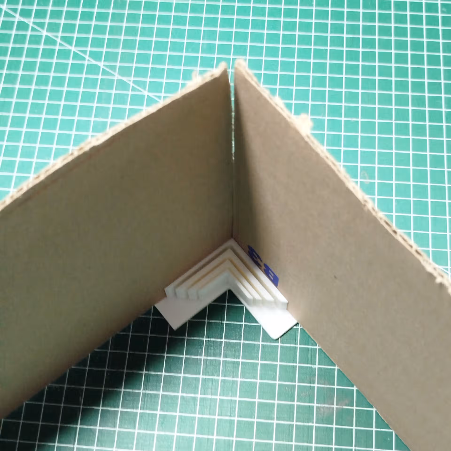 Guide d'angles pour la fabrication de boîte en carton
