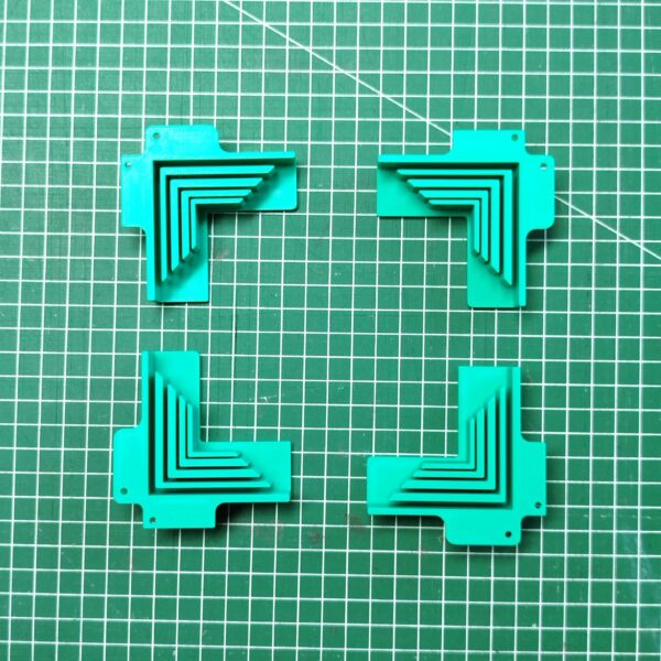 Guide d'angles pour la fabrication de boîte en carton