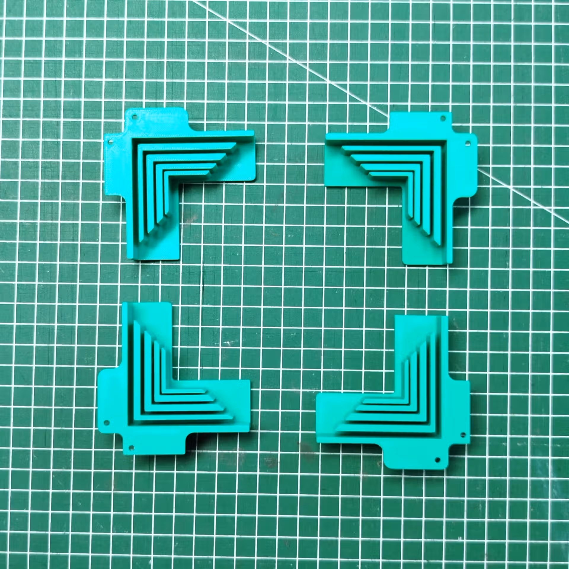 Guide d'angles pour la fabrication de boîte en carton