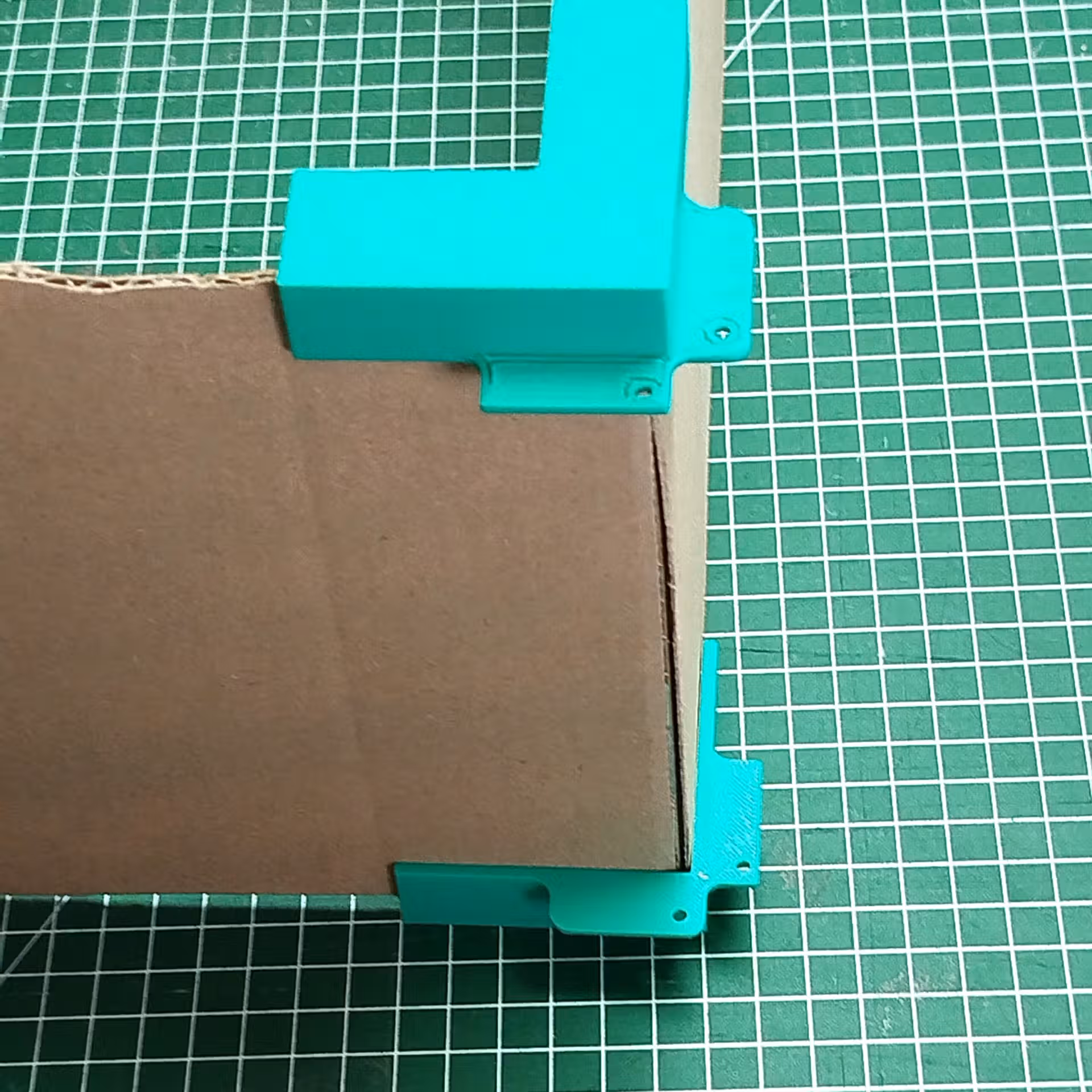 Guide d'angles pour la fabrication de boîte en carton