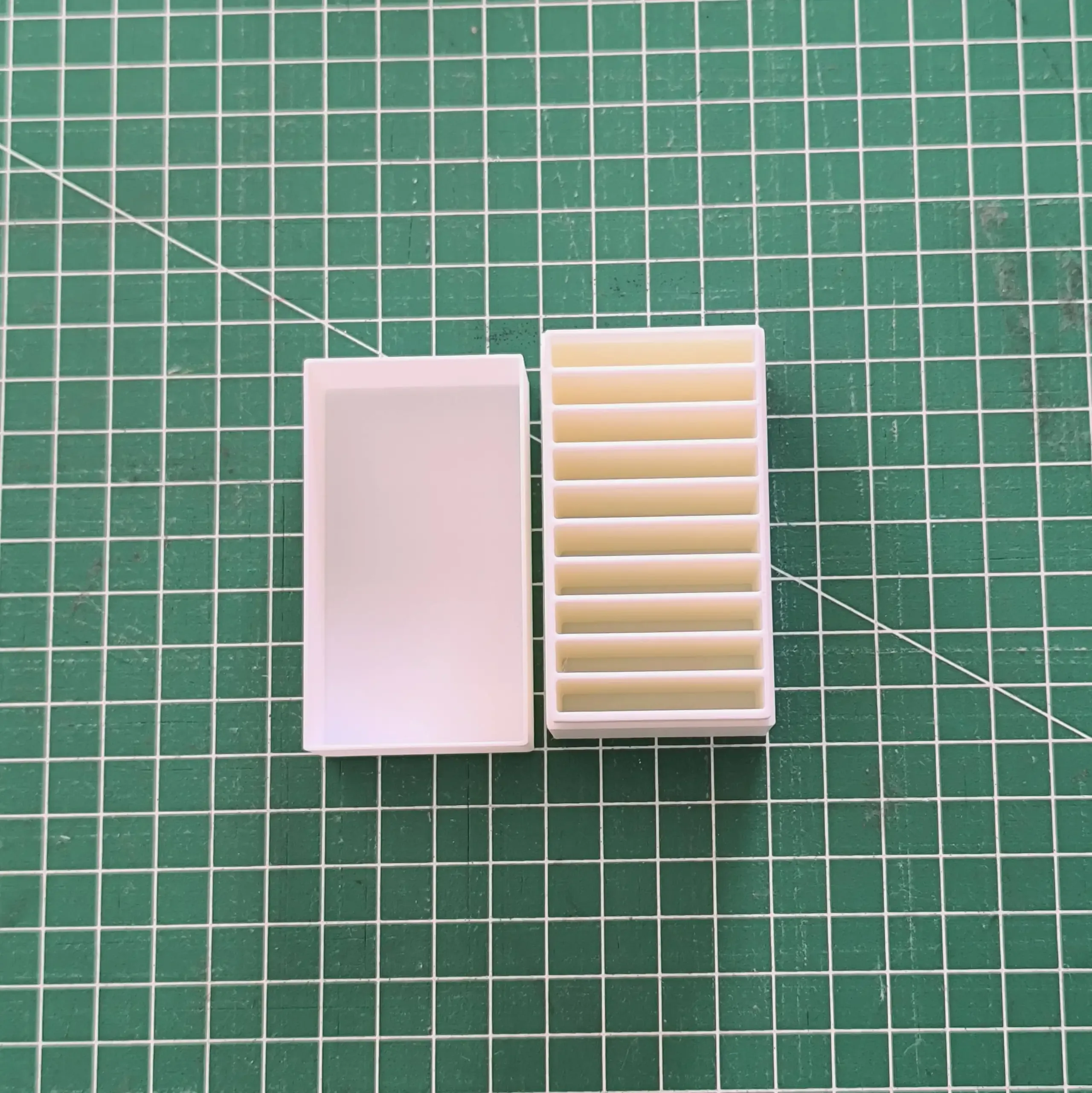 Boîte de rangement avec couvercle pour étui d'aiguilles